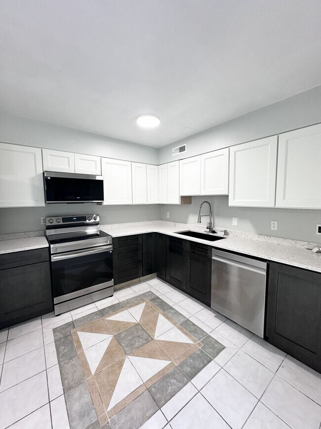 Foto del edificio - Renovated 4-bedroom, 2.5 bathroom in Virginia Beach