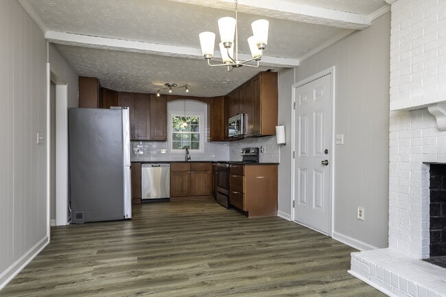 Building Photo - Spacious 3BR/2.5BA with Fenced Yard & Attached Garage in Piedmont $1,850/mo rent