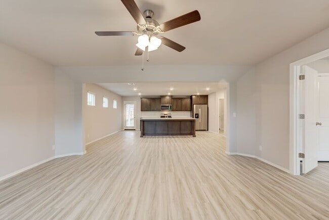 Building Photo - 4/2.5/2 Walking Distance to Downtown
