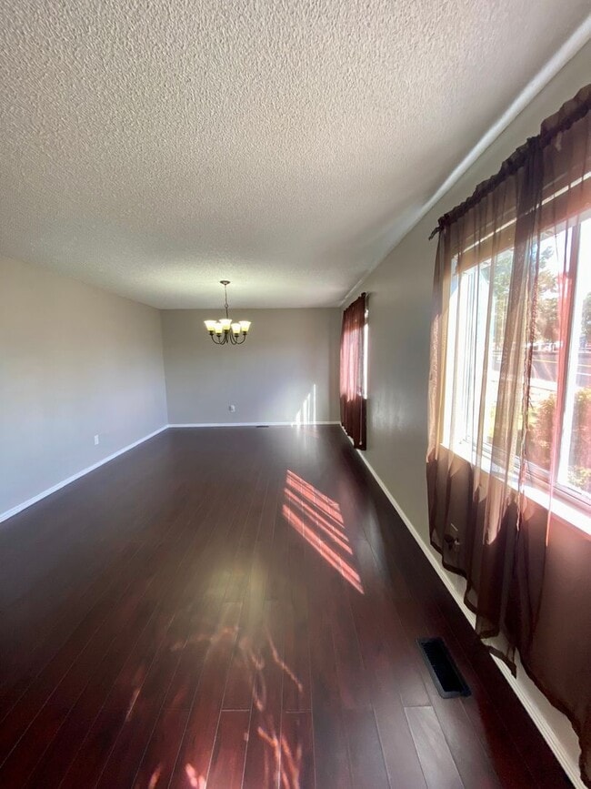 Foto del edificio - Beautifully Maintained Central 4 Bedroom. ...