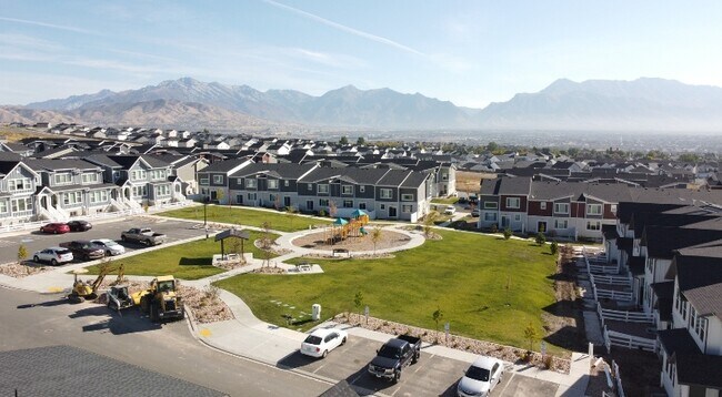 Building Photo - 1977 N Chianti St