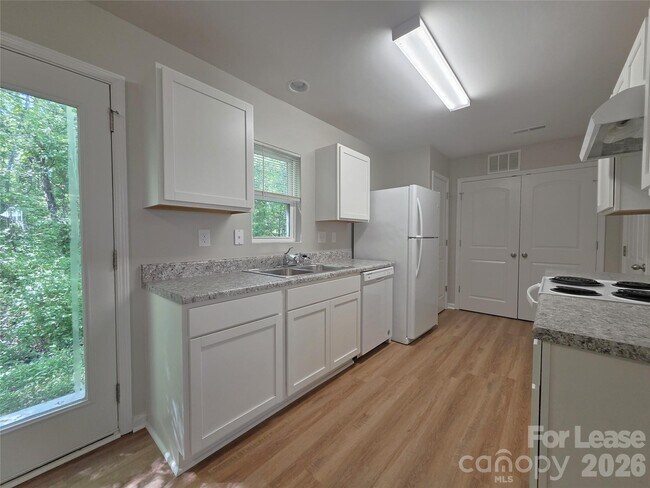 Foto del edificio - 1156 McRee Heights Cir