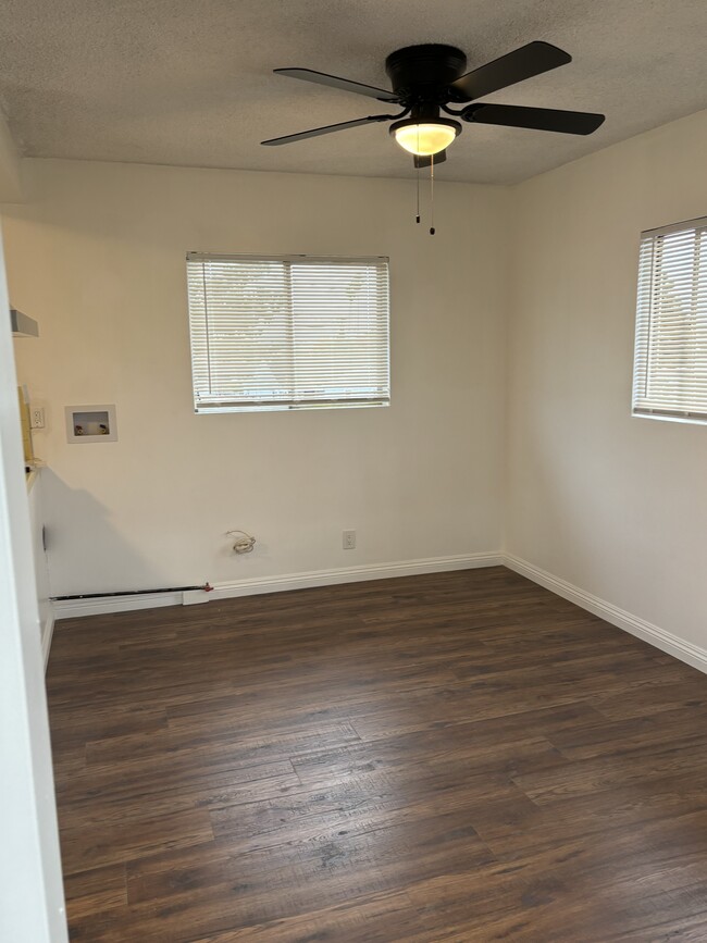 Washer/dryer hookups - 3421 W 109th St