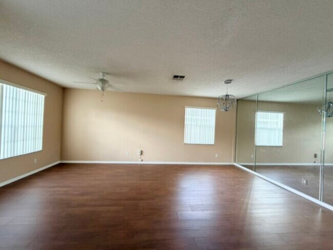 Foto del edificio - 4bedroom home w Fenced yard $2695 lawn service &amp; Community Pool Included