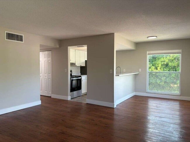 Photo - P167 - LMB #108 Apartment