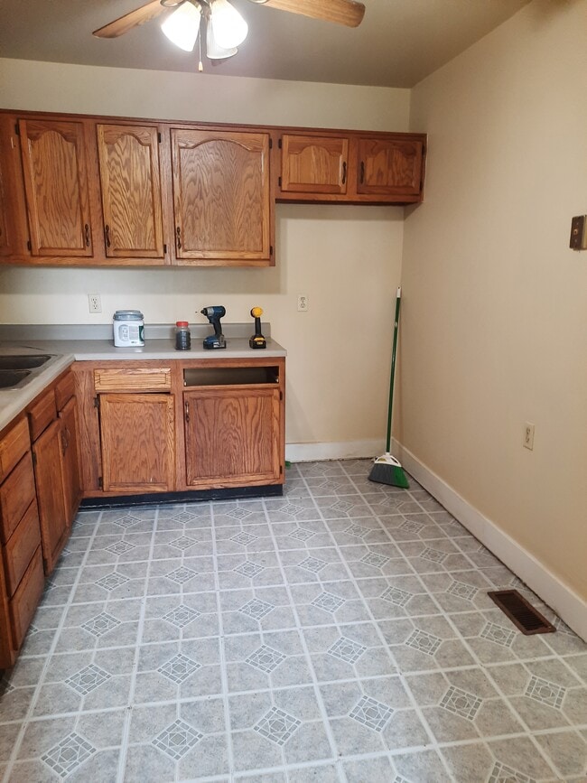 Kitchen - 1550 Gallagher St