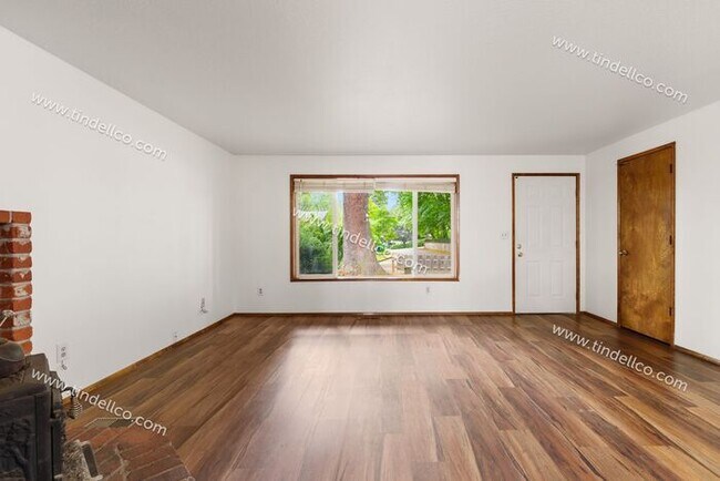 Foto del edificio - Private Cully Neighborhood 3 Bedroom 2 Bathroom Home - Attached Garage & Fenced Yard!