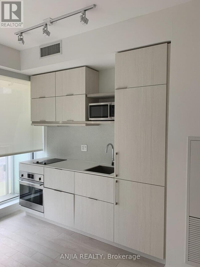 Building Photo - 197 Yonge St