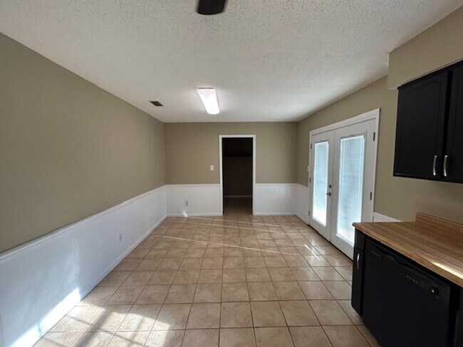 Foto del edificio - 3-bedroom home located in the charming Lak...