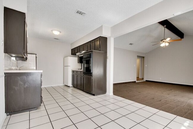 Building Photo - No App Fee. $500 Off 1st Months Rent with ...