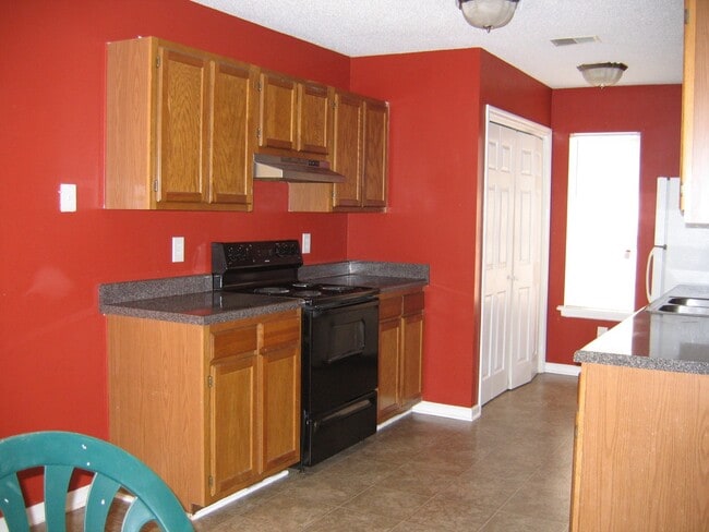 Building Photo - 10 Old Tree Court
