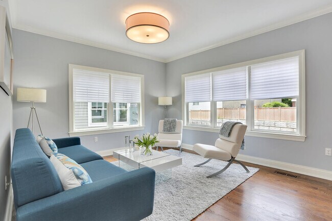 Large Sunlit Living Room - 8 View St