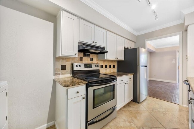Building Photo - 372 N Post Oak Ln