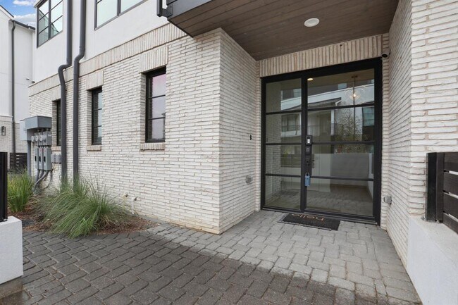 Building Photo - 704 Ariana Ct