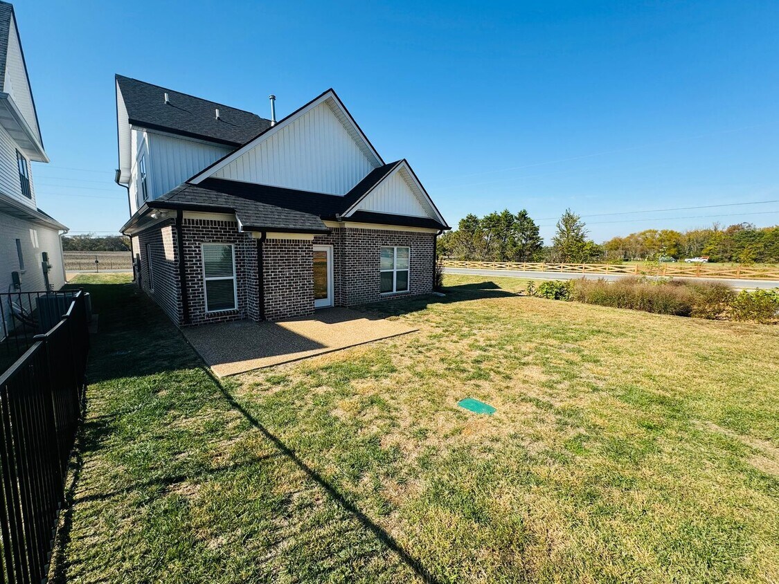 Building Photo - FOR LEASE - 3 Bed, 2 Bath, 1986sqft on Maple Hill Rd in Lebanon, TN.