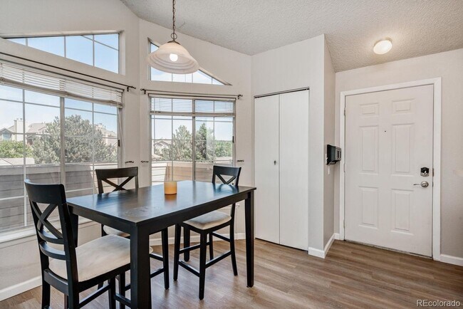 Foto del edificio - Beautiful Condo - Quincy and Wadsworth