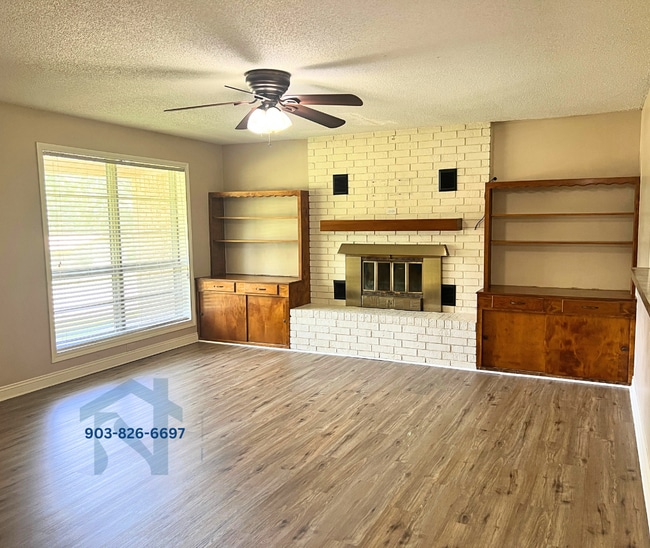 Building Photo - 314 Pin Oak St