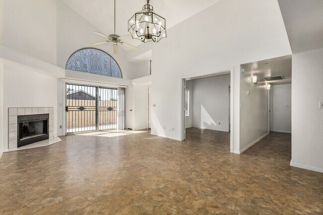 Foto del edificio - 3 bed 2 bath condo, Alma School and Elliot