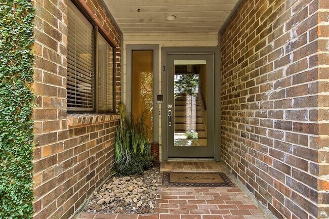 Building Photo - 1114 Augusta Dr