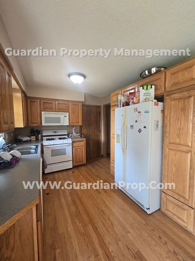 Foto del edificio - Available now! Spacious Brooklyn Center Home