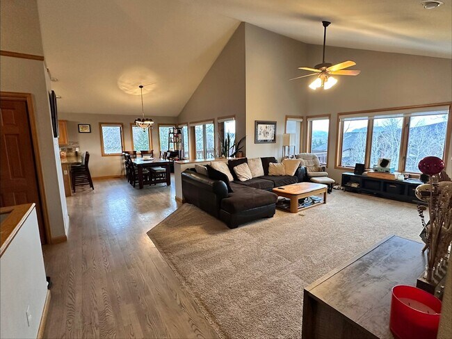 Foto del edificio - 318 Blackberry Ln