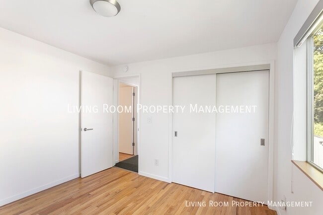 Building Photo - Modern Duplex tucked away in NW!