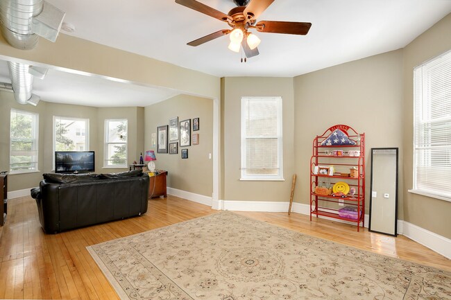Foto del edificio - 4631 W Warwick Ave