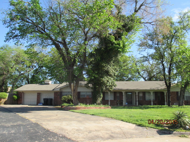 Large Porch with long driveway with 2 car garage - 6035 Stonewall Ave