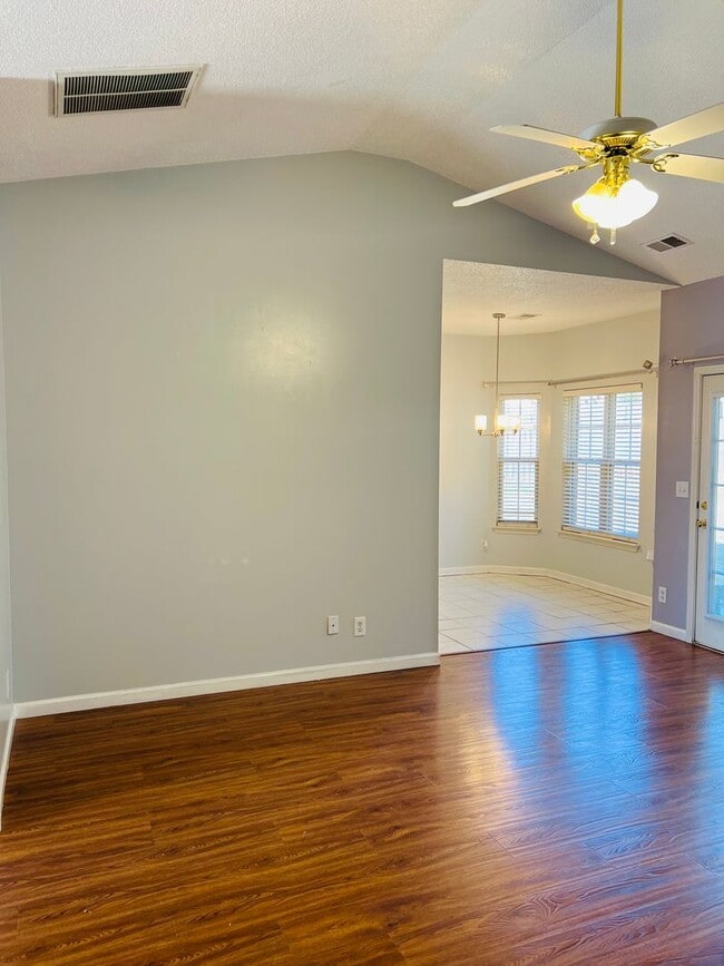 Foto del edificio - 3/2 Available Now