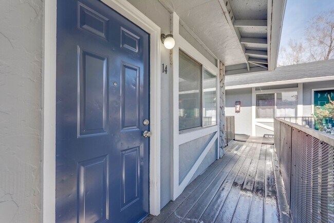 Building Photo - Spacious Remodeled 2 Bedroom Apartment