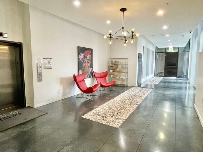 Foto del edificio - HIP 2BR/2BA Inner Mission Top Floor Boutiq...