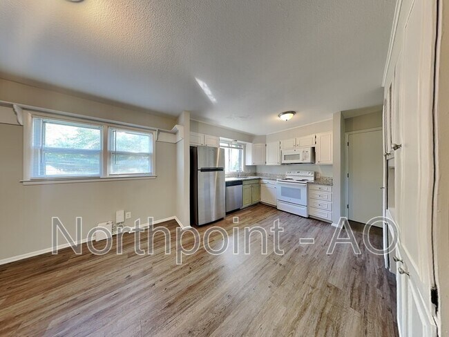 Foto del edificio - 12019 Bennington Ave