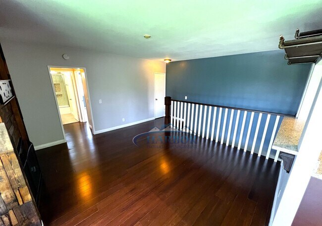 Foto del edificio - Charming 2-Bed 2-Bath with Private Deck & ...