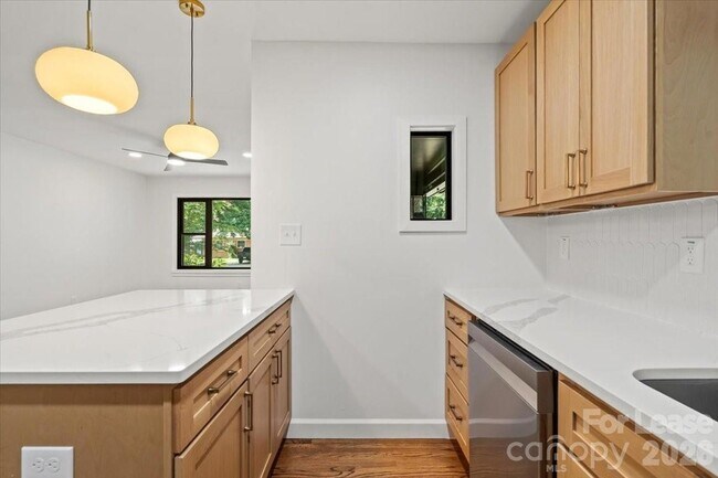 Foto del edificio - 2430 Dora Dr