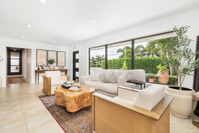 Foto del edificio - 7700 Pine Tree Ln