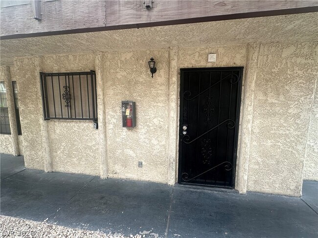 Building Photo - 2080 E Karen Ave