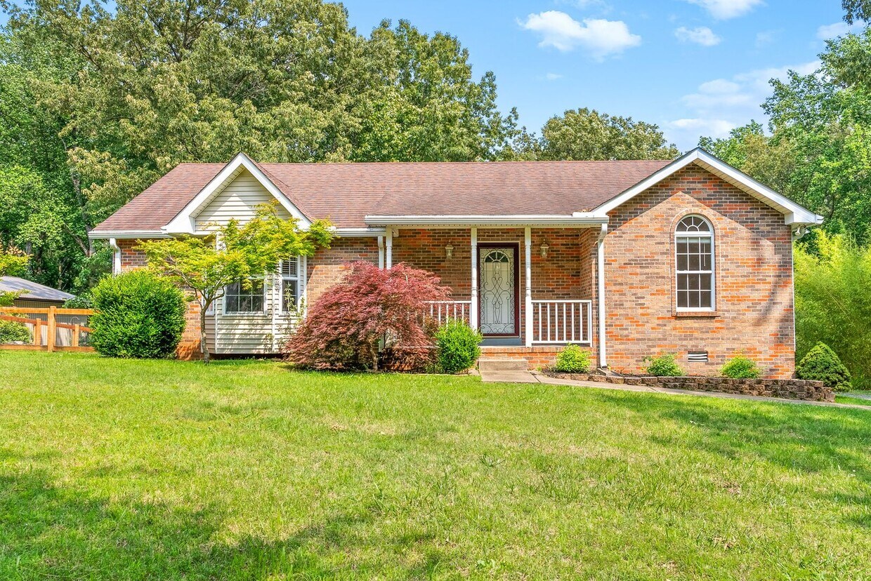 Foto principal - Pet Friendly Three Bedroom in Springfield!