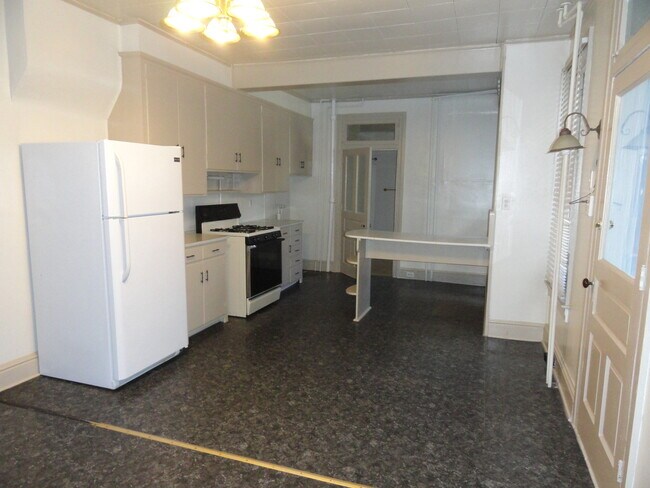 Building Photo - 1st Floor 2 Bedroom Apt in Central School ...