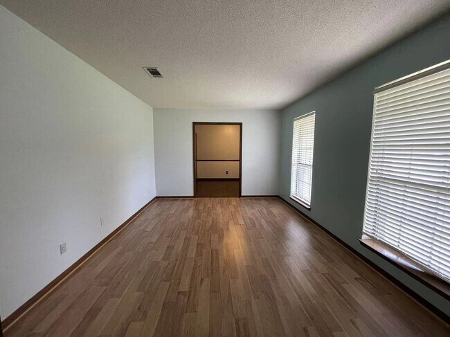 Foto del edificio - Convenient Northeast location!