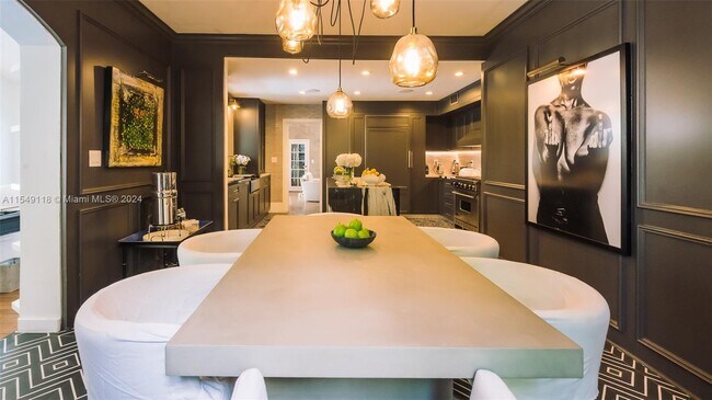 Foto del edificio - 677 NE 56th St
