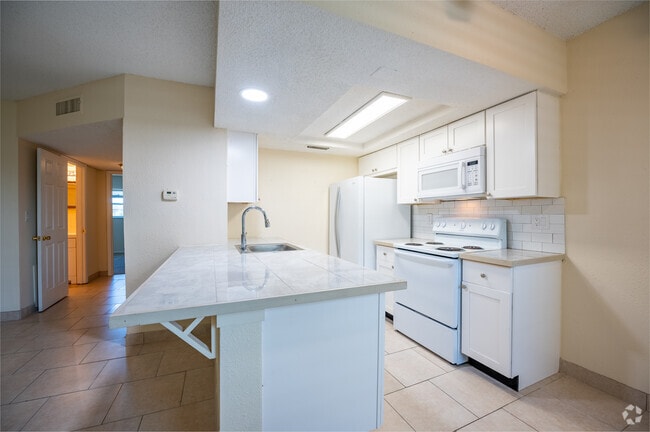 2BR, 2BA - 950SF - Kitchen - Lakeshore Apartments