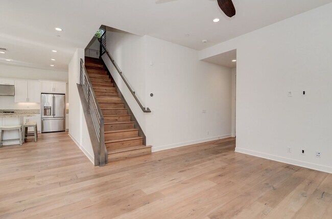 Foto del edificio - Stunning 2016-Build on End Lot in Costa Mesa