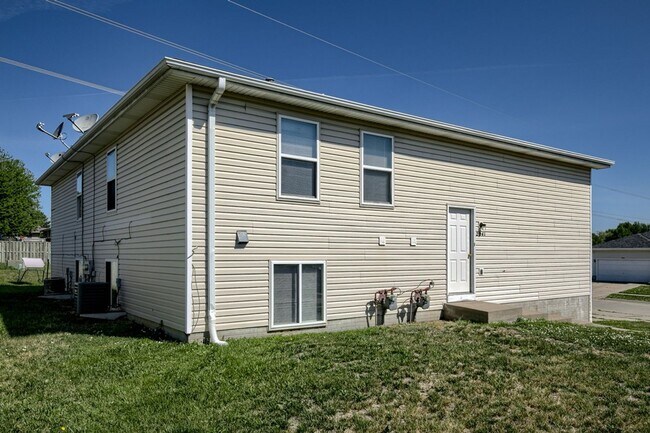 Foto del edificio - Spacious Duplex Close to Schools, UNL, Haymarket, and I-80 TOTALLY REMODELED