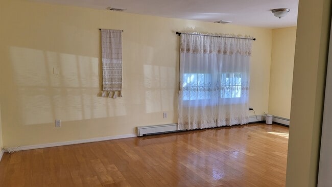 Living room - 141 Sycamore Cir
