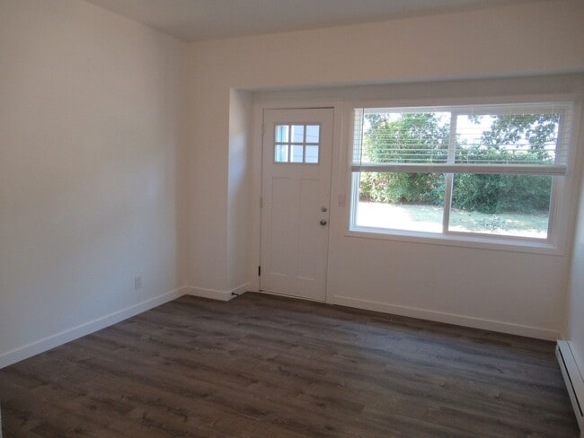 Building Photo - Total Remodeled One Bedroom