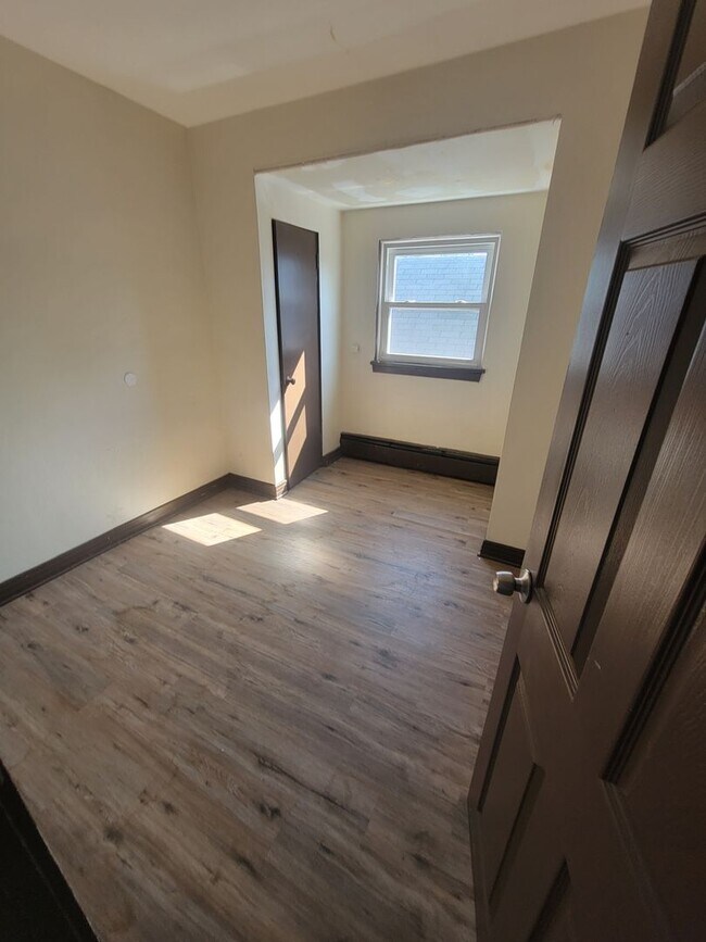 Building Photo - 73 S Welles