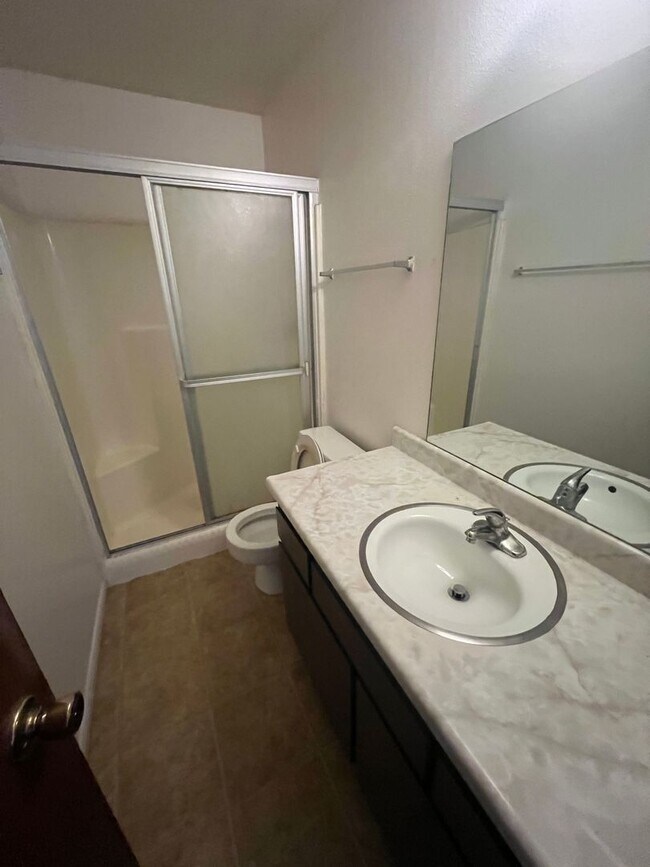 Foto del edificio - $2,475 3 Bed/2 Bath House -Country Club Estates neighborhood