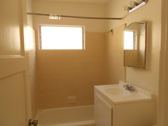 Building Photo - 2437 S Cabrillo Ave
