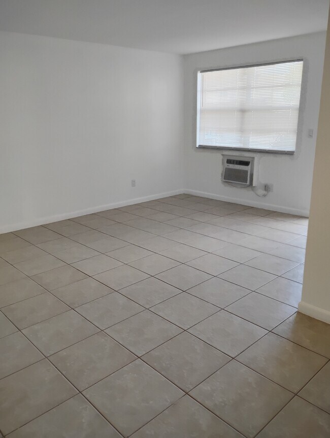 Spacious Living room - 3761 SW 59th Terrace
