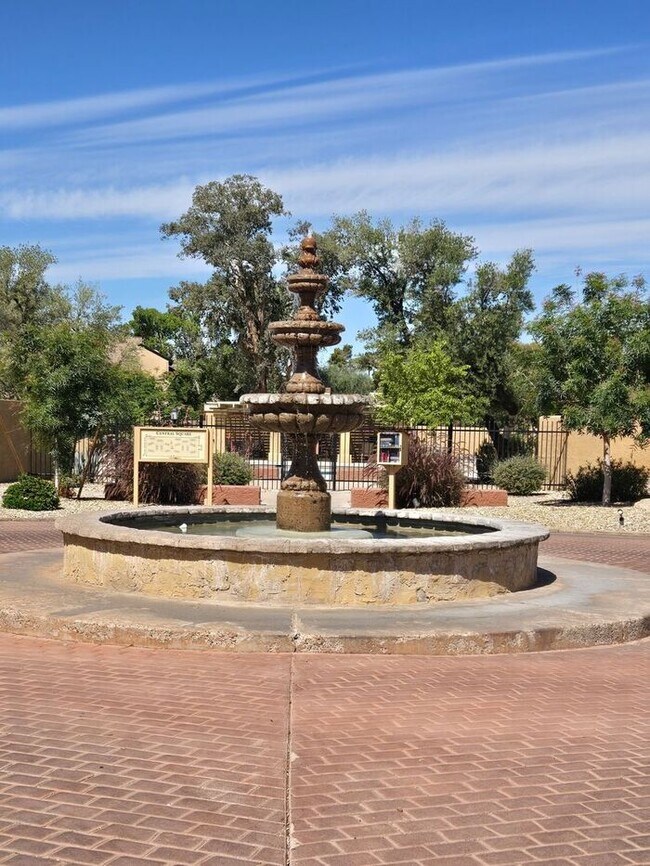 Building Photo - Beautiful two story, 3 bed, 1 full bath, 2 half bath townhome in Phoenix